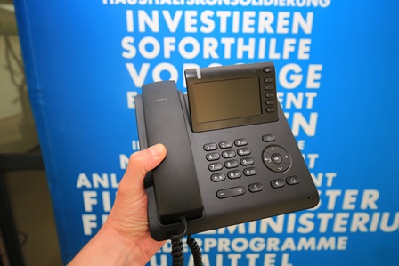 Auf dem Foto ist ein modernes Telefon zu sehen