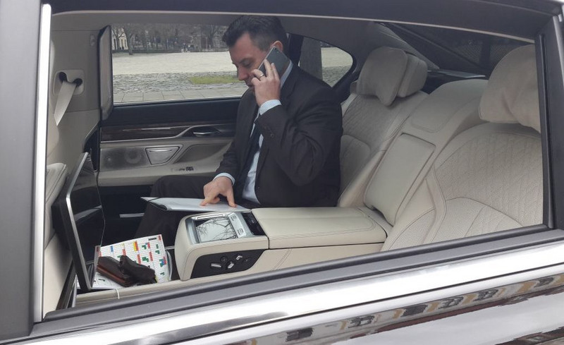 Finanzminister André Schröder in seinem Dienstwagen