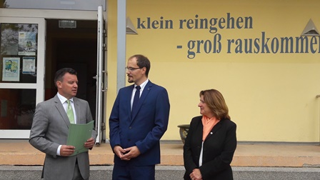 Finanzminister Anré Schröder mit Aschersleber Bürgermeister Michael Schneidewind und Heike Brehmer (MdL)