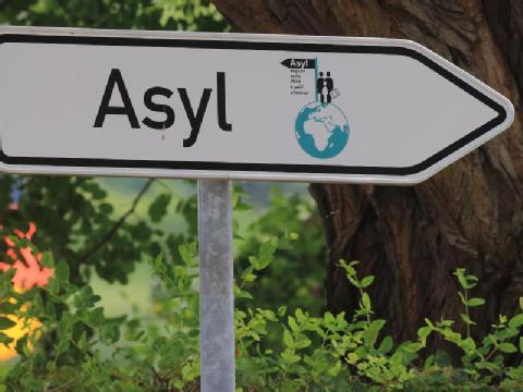 Es ist ein Schild mit dem Wort "Asyl" zu sehen