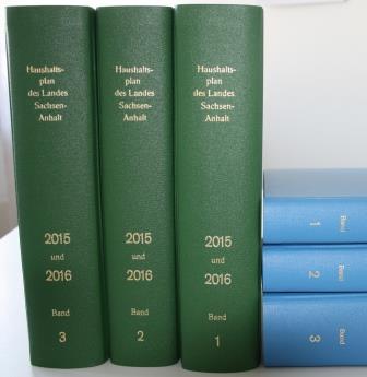 Das Foto zeigt drei gebundene Bände des Doppelhaushalts 2015-2016