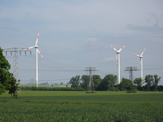 Das Foto zeigt eine Windkraftanlage