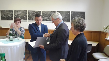 Das Foto zeigt die Übergabe des Fördermittelbescheids durch Minister Schröder