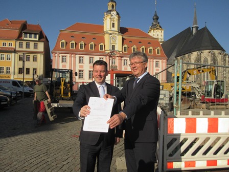 Finanzminister André Schröder und Oberbürgermeister Robby Risch bei der Bescheidübergabe in Weißenfels
