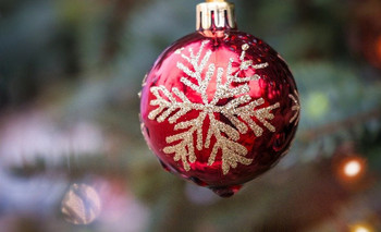 Weihnachtsbaumkugel an einem Baum