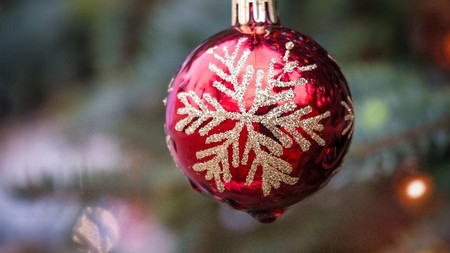 Weihnachtsbaumkugel an einem Baum