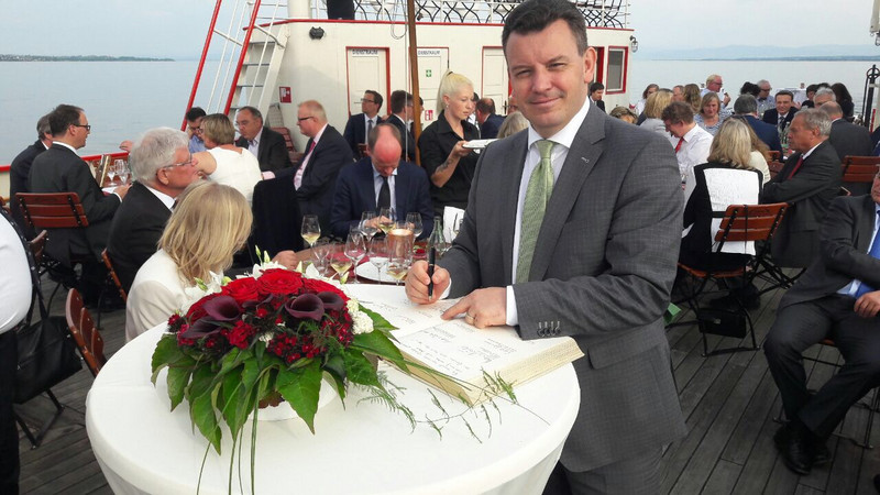 Finanzminister André Schröder trägt sich in das Goldene Buch der Stadt Konstanz ein