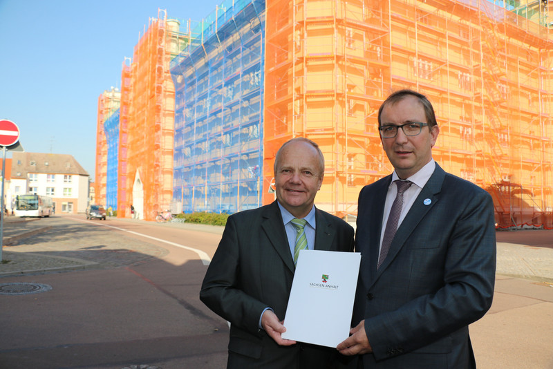 Staatssekretär Dr. Klaus Klang übergibt Landrat Markus Bauer „Stark V“-Mittel zur energetischen Sanierung des Kreishauses in Bernburg (Saale).