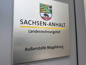 Auf dem Foto ist das Hinweisschild am Eingang des Landesrechnungshofes Sachsen-Anhalt Außenstelle Magdeburg zu sehen.