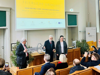 Symbolische Schlüsselübergabe 