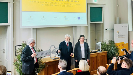 Symbolische Schlüsselübergabe 