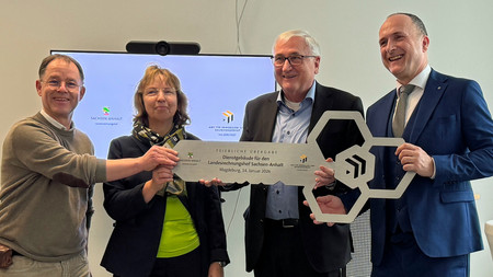 Der Präsident des Landesrechnungshofes Sachsen-Anhalt, Kay Barthel, erhält den symbolischen Schlüssel für das neue Dienstgebäude - überreicht durch den Finanzminister und Vertreter des Amt für Immobilien- und Baumanagement Halberstadt.