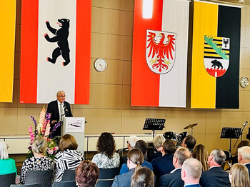 Finanzminister Michael Richter spricht zur Übergabe der Abschlusszeignisse an Absolventinnen und Absolventen der Fachhochschule für Finanzen in Königs Wusterhausen