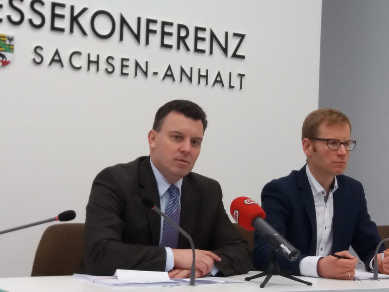 Finanzminister André Schröder stellt in der Landespressekonferenz den vorläufigen Haushaltsabschluss 2017 vor, rechts Hagen Eichler (MZ)