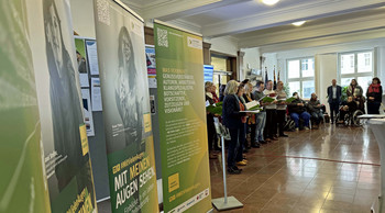 Foyer des Finanzministeriums mit Bildern einer Ausstellung sowie Personen