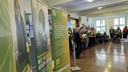 Foyer des Finanzministeriums mit Bildern einer Ausstellung sowie Personen