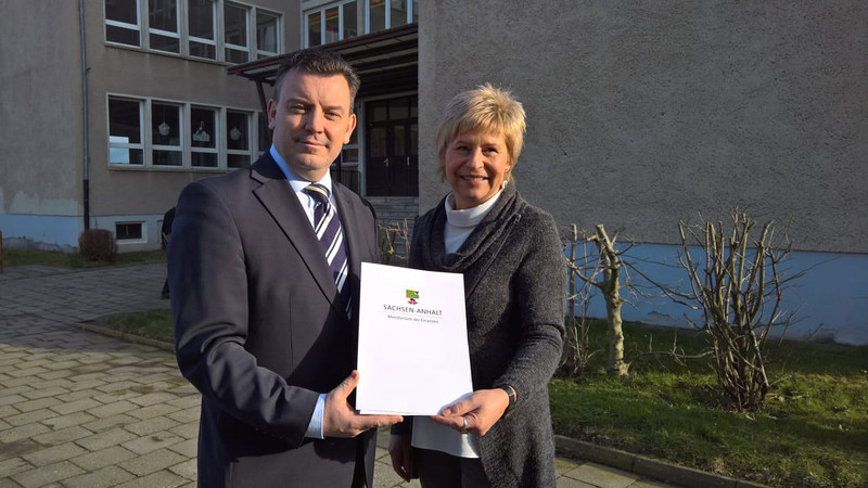 Bescheidübergabe mit Finanzminister André Schröder (li) und Ute Pesselt (Bürgermeisterin der Verbandsgemeinde Vorharz)