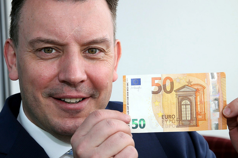 Finanzminister André Schröder und der neue 50-Euro-Schein